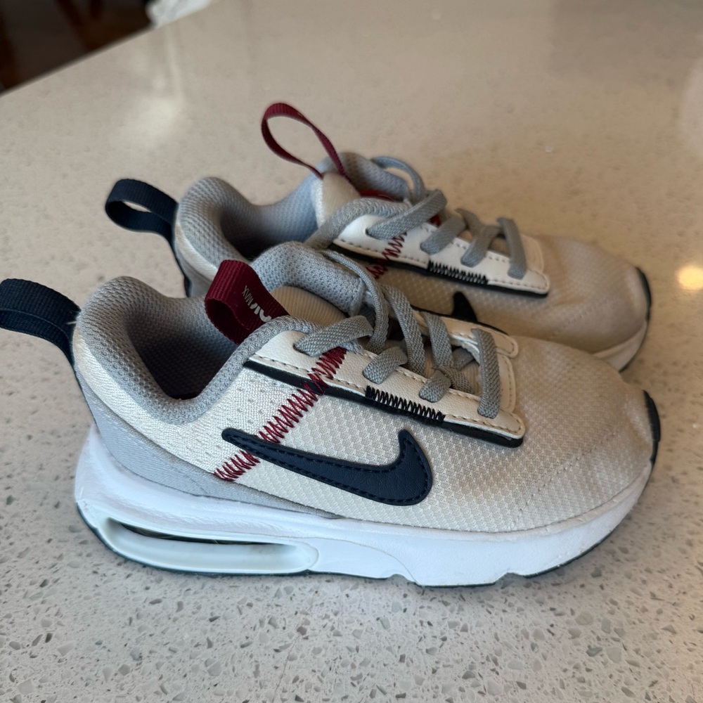 Nike air max toddler size 9 shoes. Great condition barely worn.